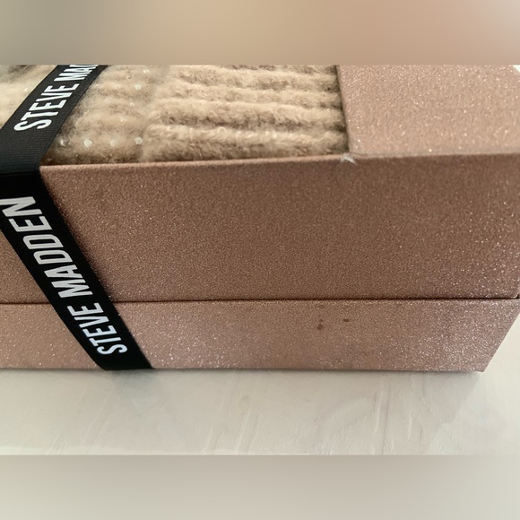 BRAND NEW Steve Madden beanie scarf set - Picture 5 of 9